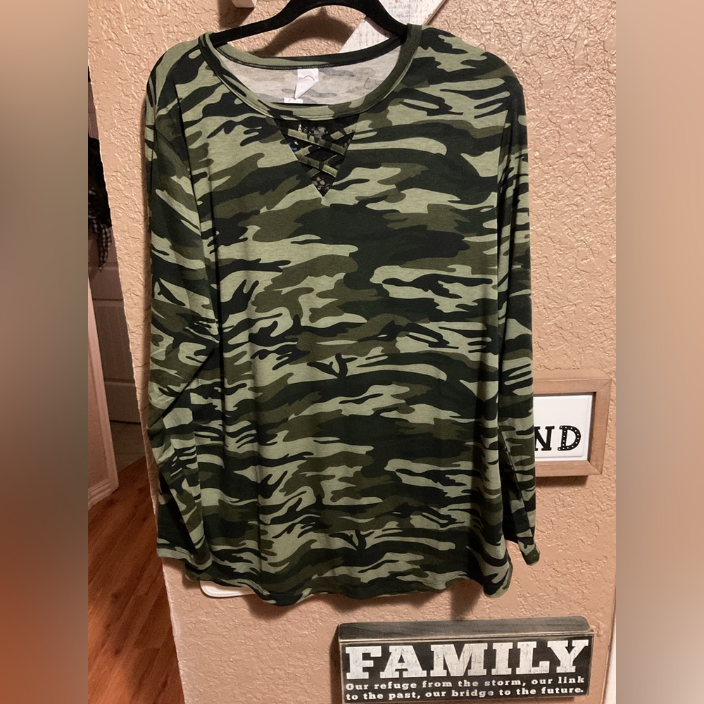 Sunshine & Rodeo Camo Camouflage Long Sleeve Knit Top Women’s’ Size XL NWT